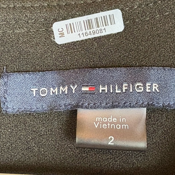 Tommy Hilfiger Black Long Sleeve V-Neck Jumpsuit with Chain Detail; Size 2 - Picture 10 of 13